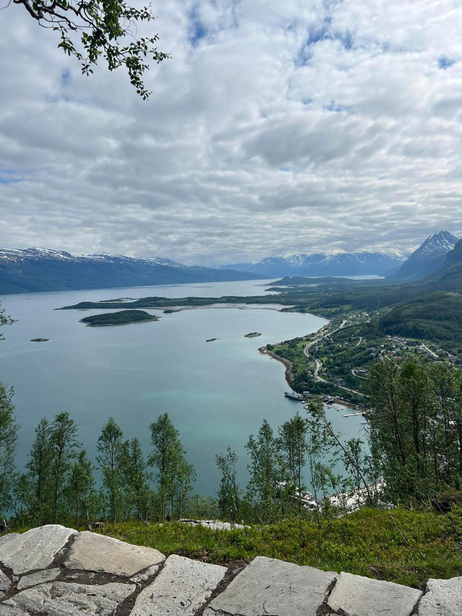 Lyngen Apartments Lyngseidet Екстериор снимка